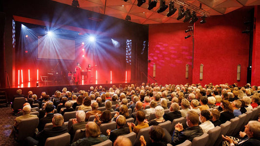 Spielplan '25, Neues Theater Espelkamp - Volles Haus im Neuen Theater